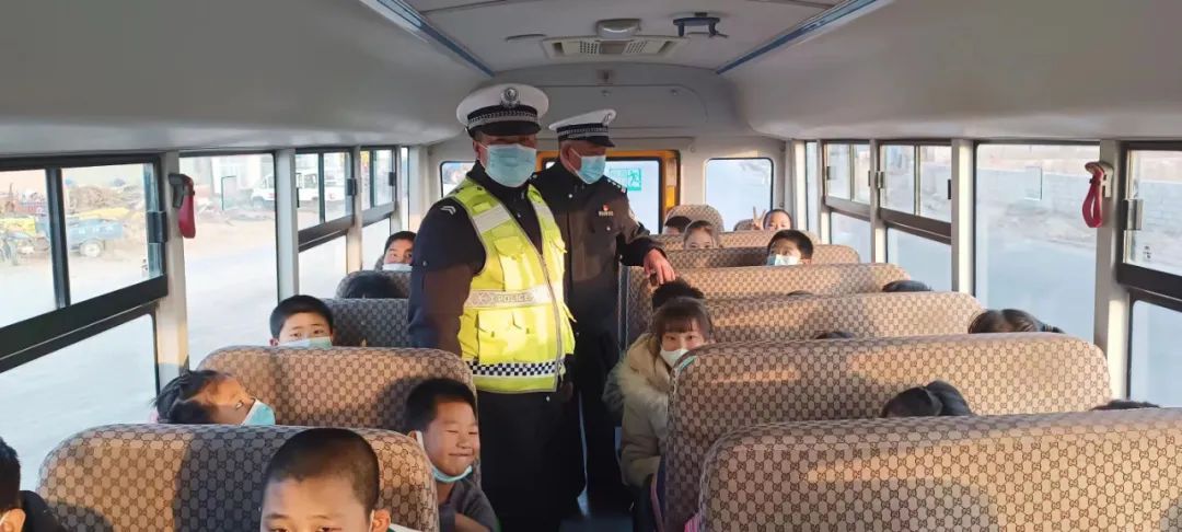 一盔一帶 | 洮南交巡警為乘校車學(xué)生系緊安全帶