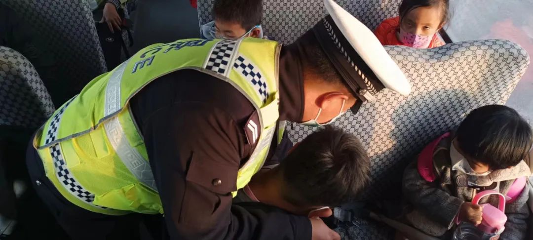 一盔一帶 | 洮南交巡警為乘校車學(xué)生系緊安全帶