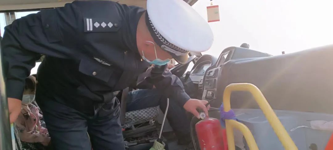 一盔一帶 | 洮南交巡警為乘校車學(xué)生系緊安全帶
