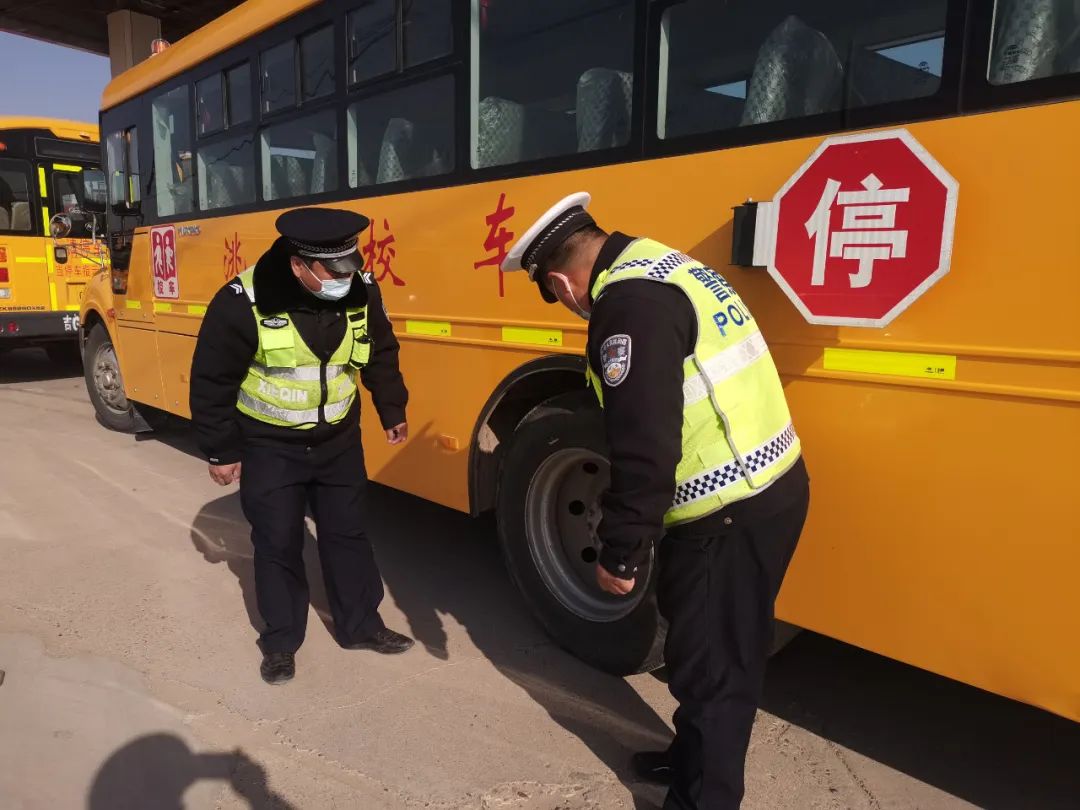 一盔一帶 | 洮南交巡警為乘校車學(xué)生系緊安全帶
