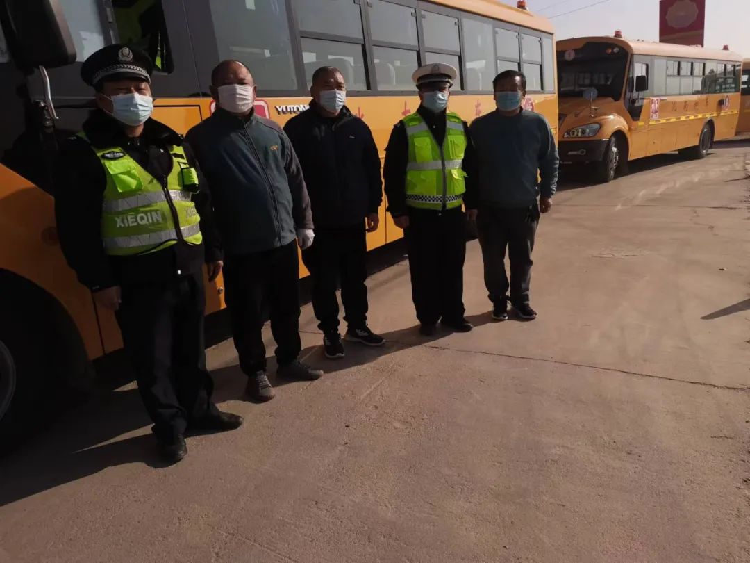 一盔一帶 | 洮南交巡警為乘校車學(xué)生系緊安全帶