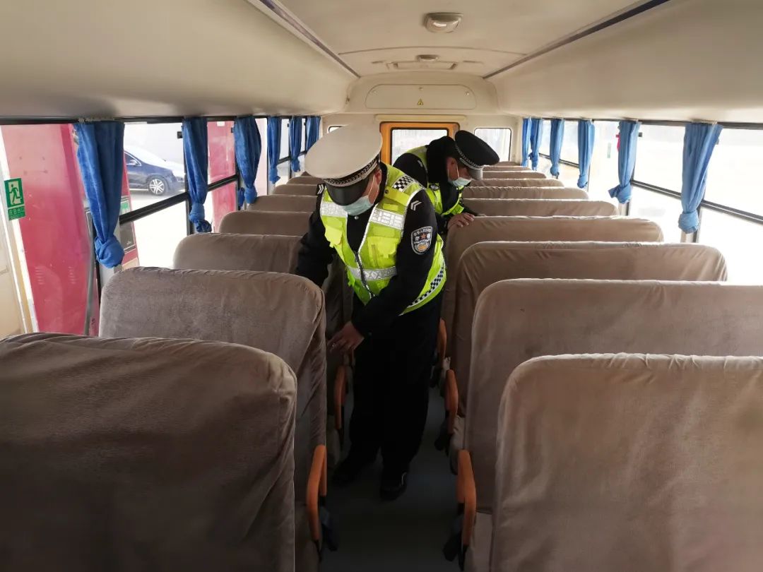 一盔一帶 | 洮南交巡警為乘校車學(xué)生系緊安全帶