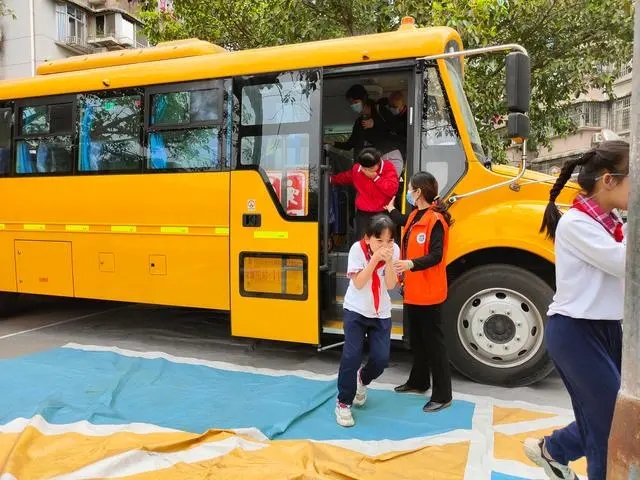 遇突發(fā)不要慌，這場“沉浸式”校車應急演練給出“教科書”式做法