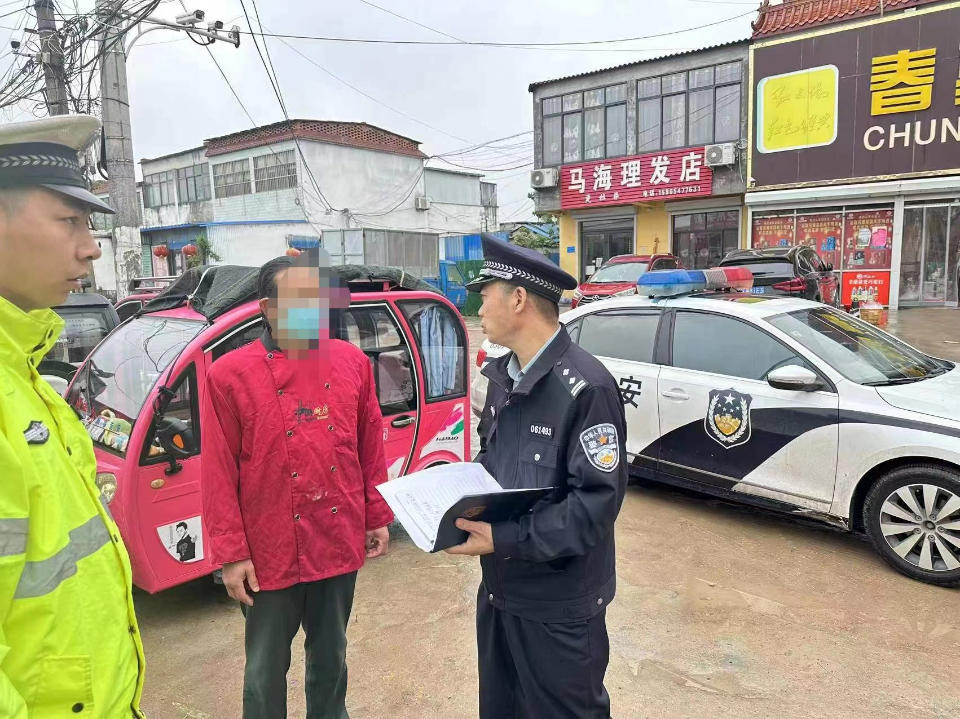 經(jīng)開交警開展校車突擊檢查，鑄牢學生“成長安全網(wǎng)”