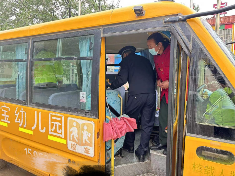 經(jīng)開交警開展校車突擊檢查，鑄牢學生“成長安全網(wǎng)”