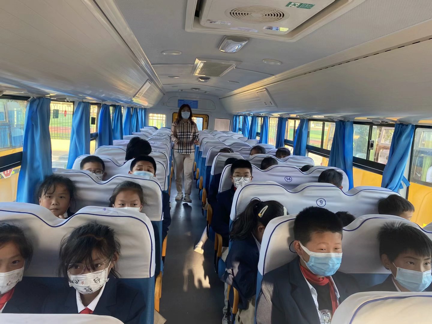 濟南高新區(qū)稼軒小學(xué)開展校車安全應(yīng)急演練活動