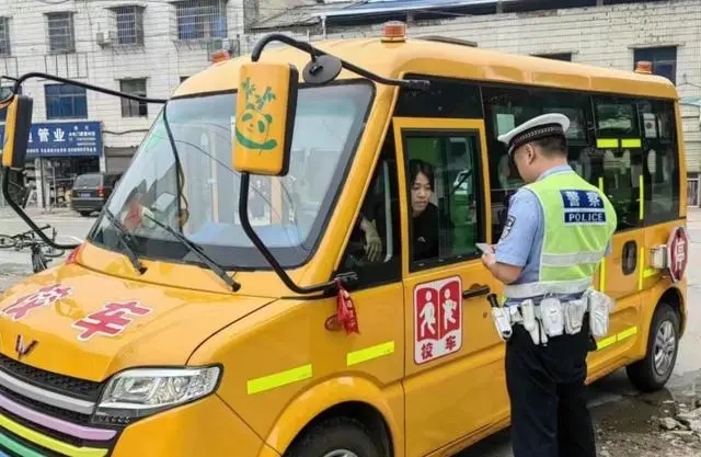 湘鄉(xiāng)市金石鎮(zhèn)：把好校車安全關(guān) 守護(hù)學(xué)生上學(xué)路