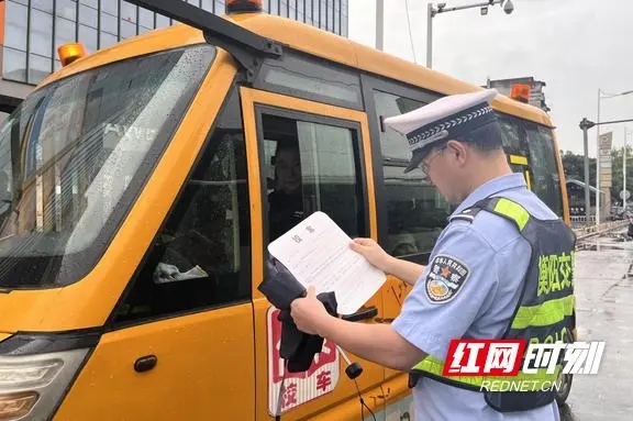 為愛護航 雁峰交警開展校車安全大檢查