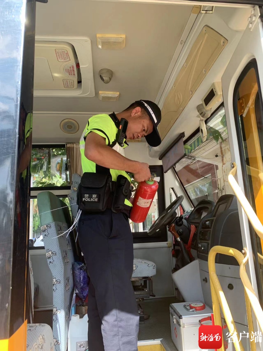 嚴厲打擊“黑校車”！儋州公安交警聯(lián)合市教育局開展校車安全大檢查