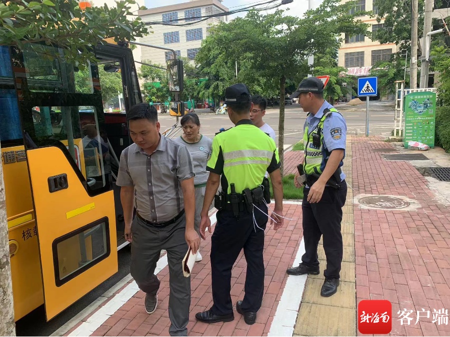 嚴厲打擊“黑校車”！儋州公安交警聯(lián)合市教育局開展校車安全大檢查