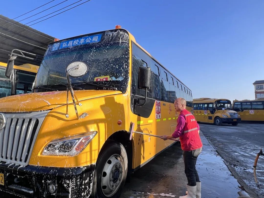 用心呵護 用愛護航 | 為確保新學期校車安全運行，校車大掃除保養(yǎng)很重要