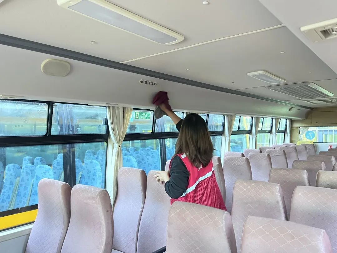 用心呵護 用愛護航 | 為確保新學期校車安全運行，校車大掃除保養(yǎng)很重要