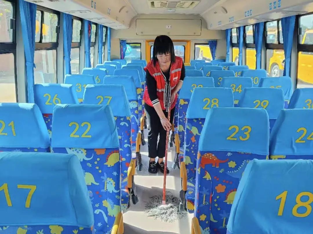 用心呵護 用愛護航 | 為確保新學期校車安全運行，校車大掃除保養(yǎng)很重要