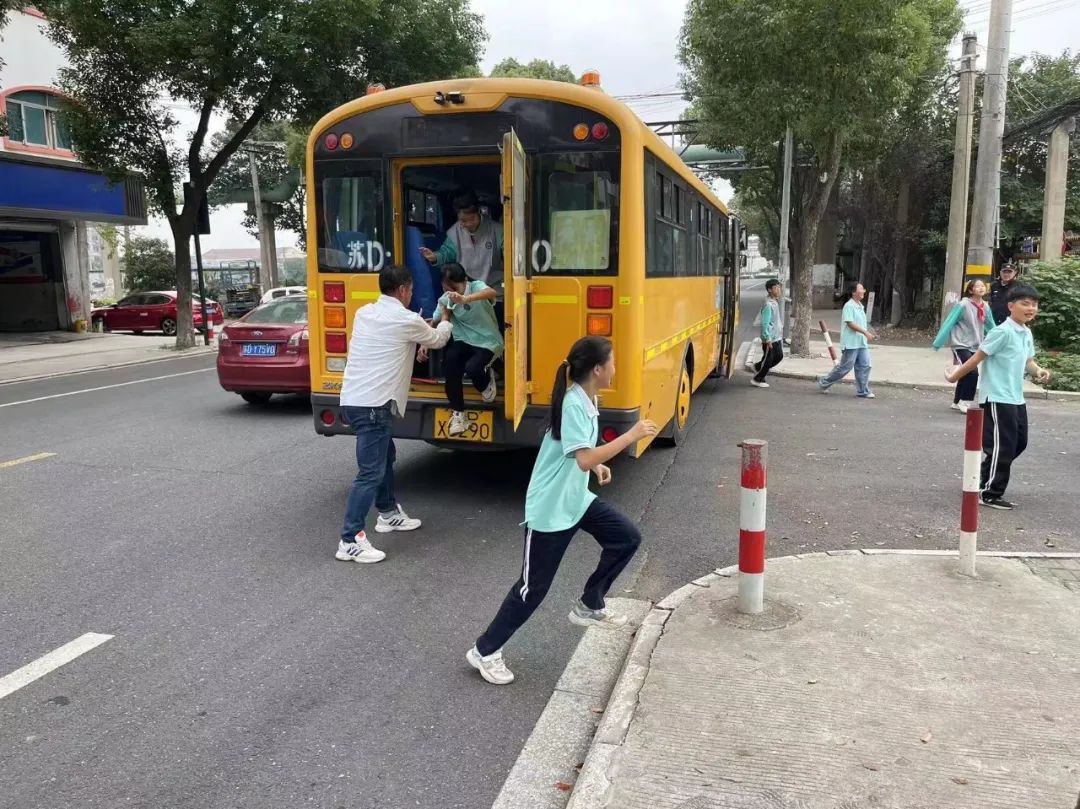 橫林初級(jí)中學(xué)開(kāi)展校車安全演練活動(dòng)