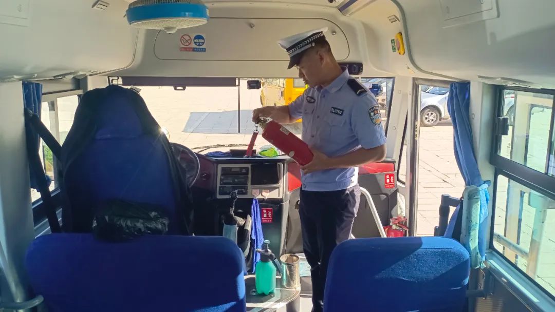 護航學子路，嚴查校車安全行——博樂公安交警持續(xù)開展校車安全大檢查