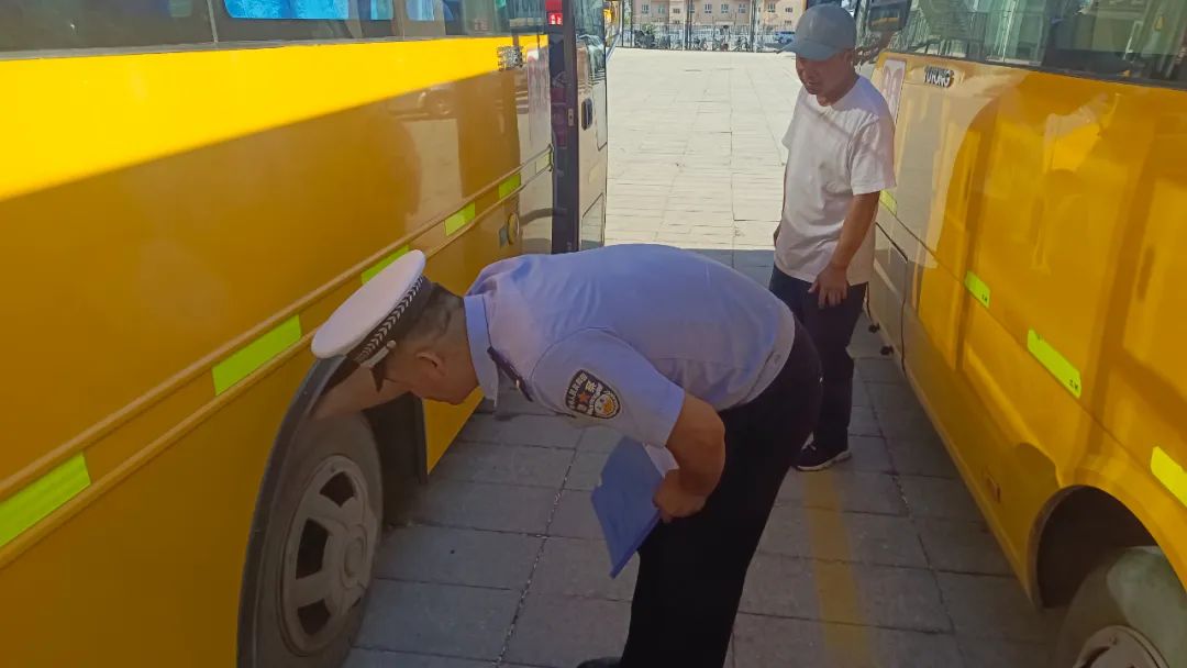 護航學子路，嚴查校車安全行——博樂公安交警持續(xù)開展校車安全大檢查