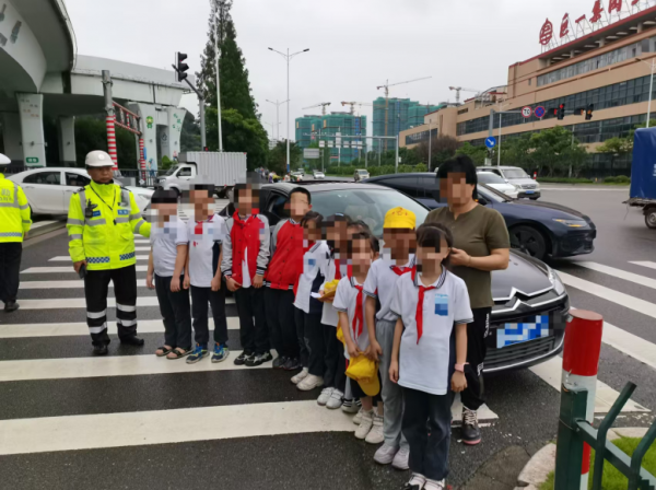 溫州交警查獲“黑校車”：5座車載10名學(xué)生，司機(jī)被刑事立案