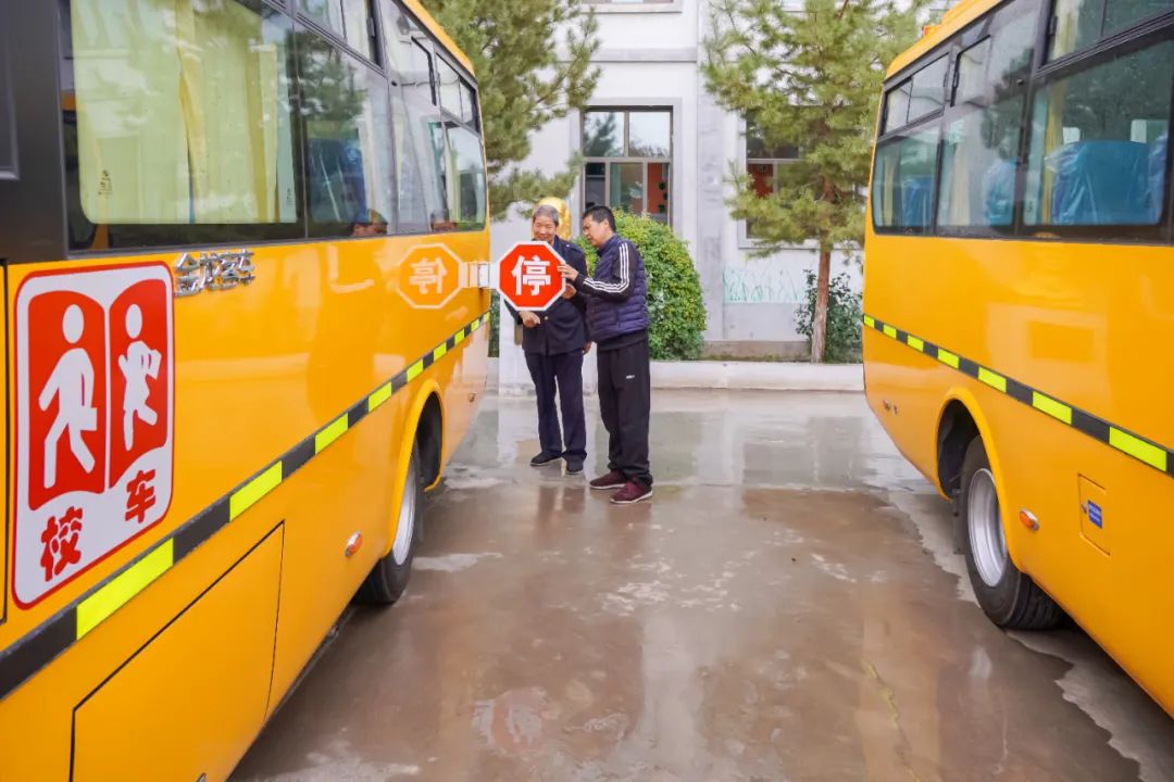 昌吉市七輛“大鼻子”專用校車全新亮相，開啟護娃模式