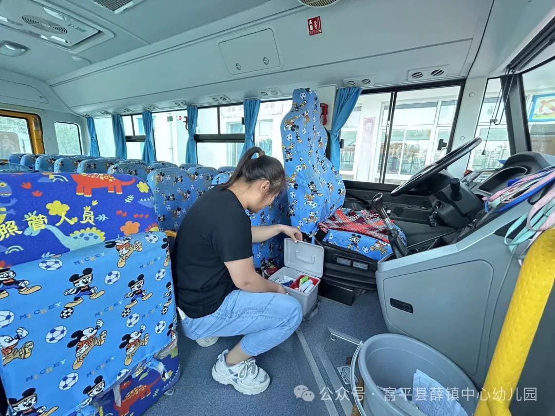 應(yīng)急演練不松懈 校車安全伴我行——薛鎮(zhèn)中心幼兒園校車安全演練活動