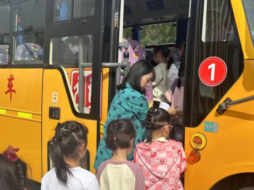以練筑防 安全啟航 | 興化市陽(yáng)山幼兒園校車安全應(yīng)急疏散演練