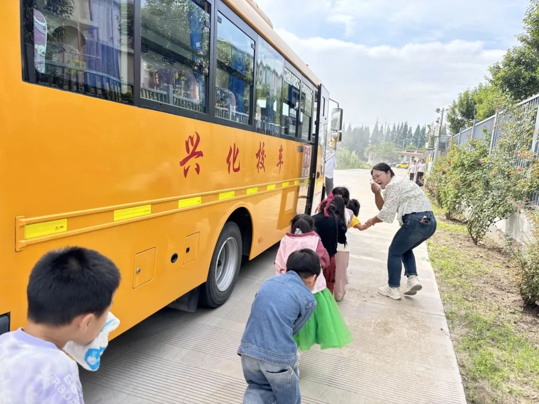 以練筑防 安全啟航 | 興化市陽(yáng)山幼兒園校車安全應(yīng)急疏散演練