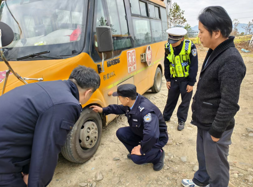 鉛山公安交警聯(lián)合多部門開展校車安全檢查