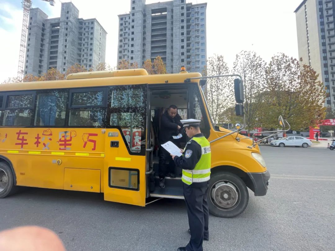 建安公安：嚴把校車“安全關”讓校車“跑”得更安全！