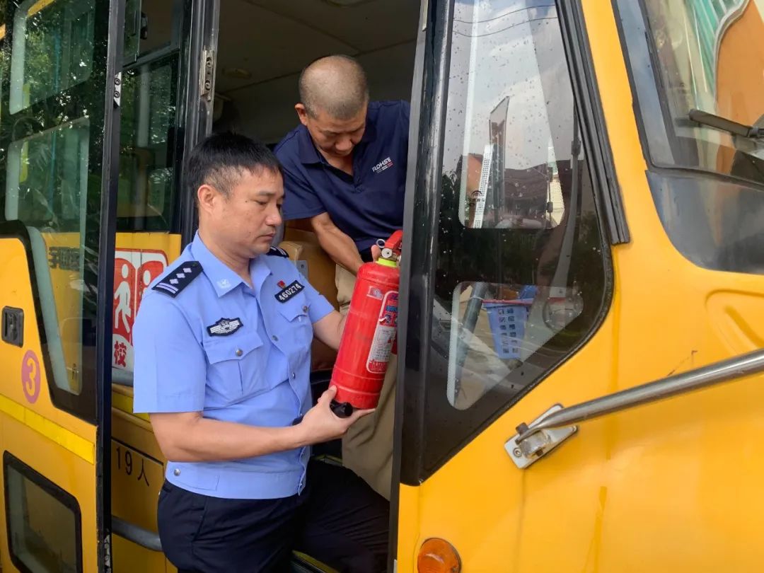 【平安校園】嚴(yán)把校車“安全關(guān)”——石獅市英才幼兒園迎接校車安全檢查
