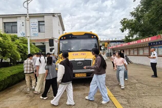 筑牢校車安全防線 守護學生平安出行——樓王初中開展校車安全教育活動