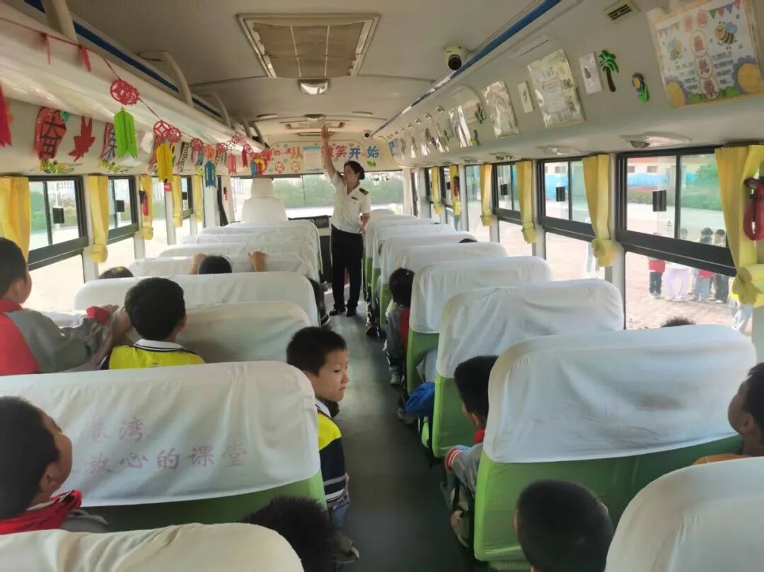 瑯琊小學安全教育課程校車安全演練，共筑生命防線---瑯琊小學舉辦2025年秋季校車消防應急演練