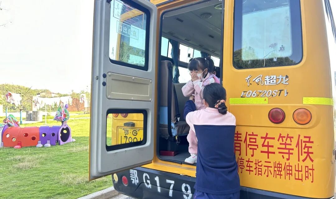 筑牢校車安全 守護成長之路 —— 紅蓮湖第二幼兒園校車安全應急演練活動 筑牢校車安全 守護成長之路 —— 紅蓮湖第二幼兒園校車安全應急演練活動