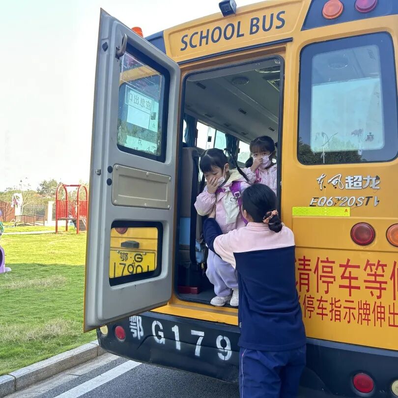 筑牢校車安全 守護成長之路 —— 紅蓮湖第二幼兒園校車安全應急演練活動 筑牢校車安全 守護成長之路 —— 紅蓮湖第二幼兒園校車安全應急演練活動