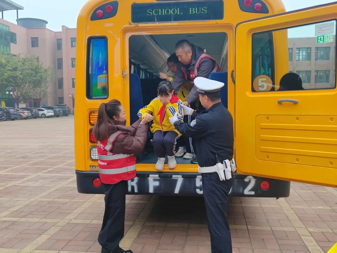 【陽(yáng)光下的守護(hù)】三河公安交警進(jìn)校園!校車安全演練筑牢平安防線 【陽(yáng)光下的守護(hù)】三河公安交警進(jìn)校園!校車安全演練筑牢平安防線