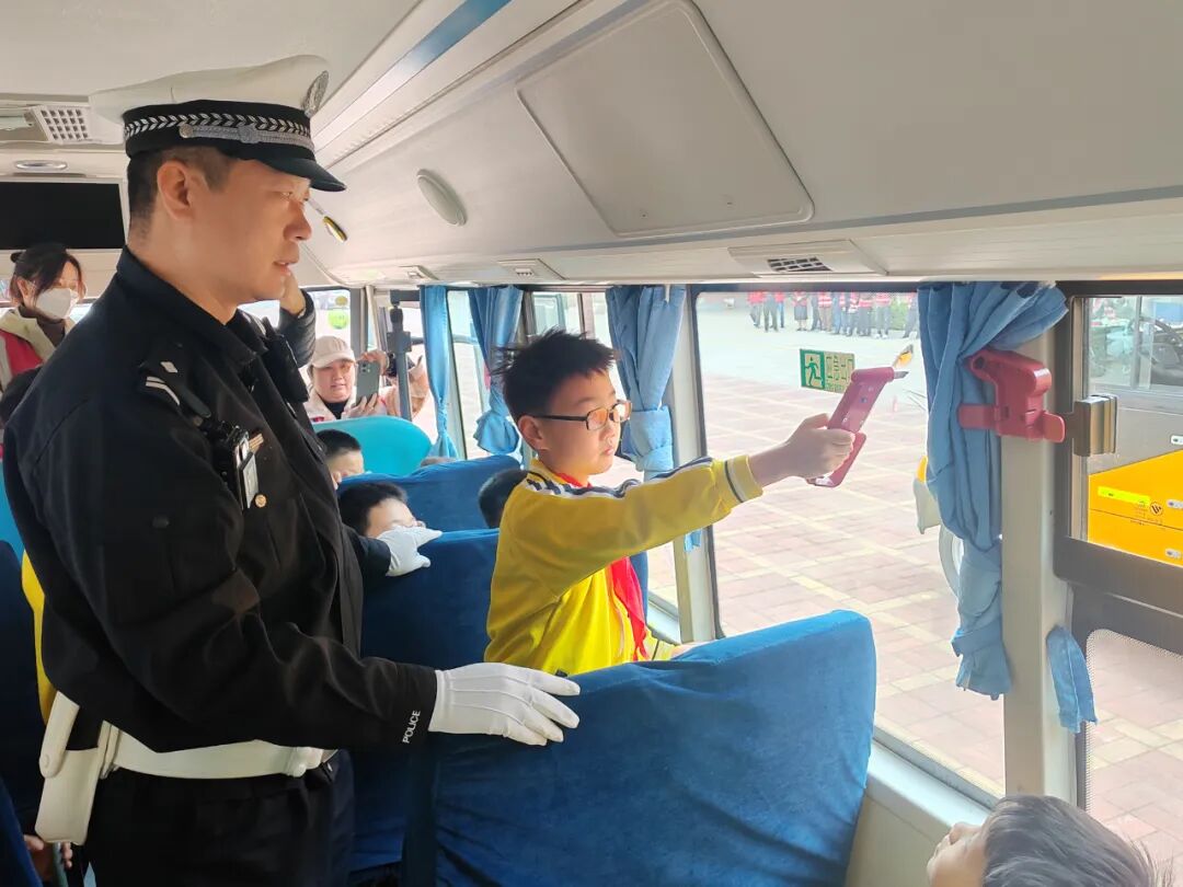 【陽(yáng)光下的守護(hù)】三河公安交警進(jìn)校園!校車安全演練筑牢平安防線 【陽(yáng)光下的守護(hù)】三河公安交警進(jìn)校園!校車安全演練筑牢平安防線