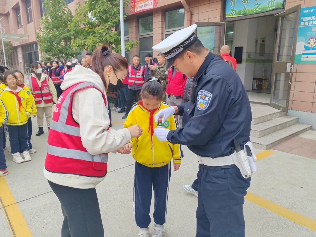 【陽(yáng)光下的守護(hù)】三河公安交警進(jìn)校園!校車安全演練筑牢平安防線 【陽(yáng)光下的守護(hù)】三河公安交警進(jìn)校園!校車安全演練筑牢平安防線