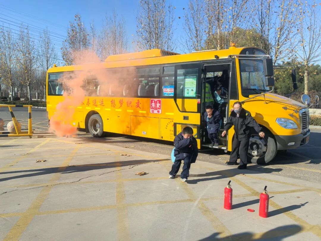 【安全教育】以練筑安,護航成長——寧陽縣第二實驗中學(xué)校車消防疏散演練活動紀實 圖片