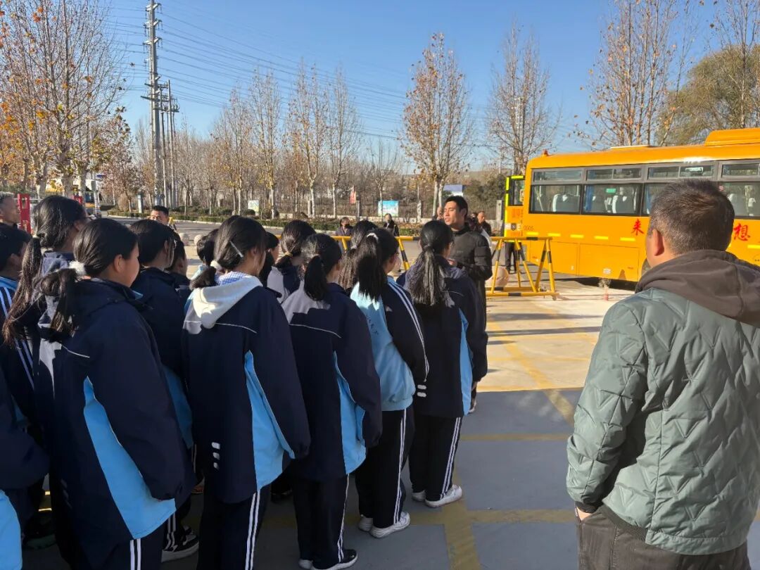 【安全教育】以練筑安,護航成長——寧陽縣第二實驗中學(xué)校車消防疏散演練活動紀實 圖片