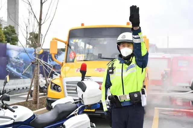 滿載學生的校車車廂內突然冒出濃煙，怎么辦？