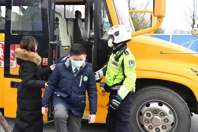 滿載學生的校車車廂內突然冒出濃煙，怎么辦？