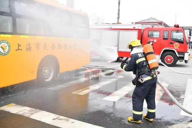 滿載學生的校車車廂內突然冒出濃煙，怎么辦？