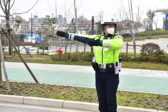 滿載學生的校車車廂內突然冒出濃煙，怎么辦？