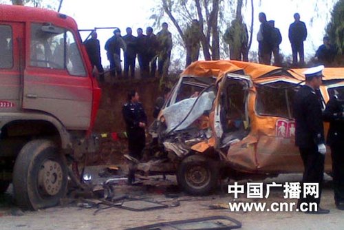 甘肅幼兒園校車車禍:校車核載9人實(shí)載64人