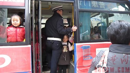 交警查處超載“公交校車”