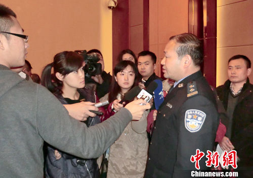 江蘇豐縣政府舉行校車側翻事故發布會（2）