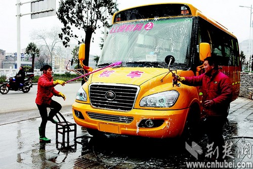 湖北部分學(xué)校新學(xué)期配備安全校車（圖）