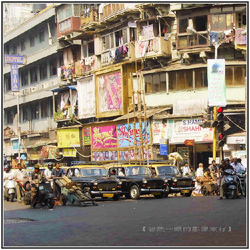 印度交通像廟會 校車很拉風(fēng)(圖)