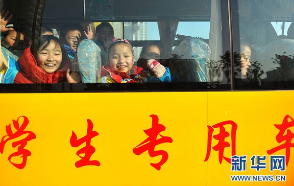 長鼻子校車開進(jìn)農(nóng)村 農(nóng)村娃坐上安全校(圖)