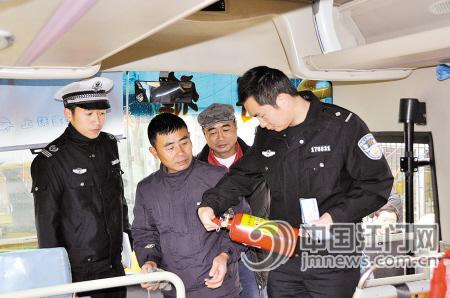 江海區(qū)38輛校車集中“體檢”(圖)