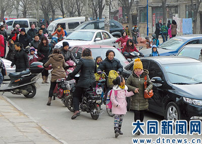 校園周?chē)r見(jiàn)“黑校車(chē)”
