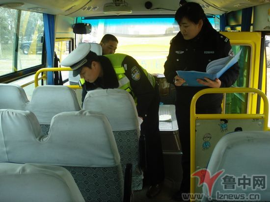 張店交警大隊(duì)開展校車大檢查（圖）